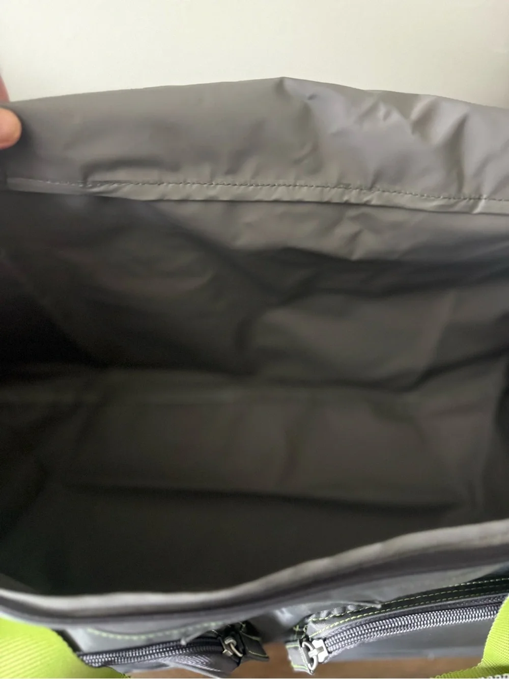 Kenneth Cole Reaction Duffle Large Gym Tote Gray Grey Bag Zipper Green Durable